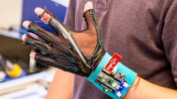 Des gants connectés pour traduire oralement le langage des signes