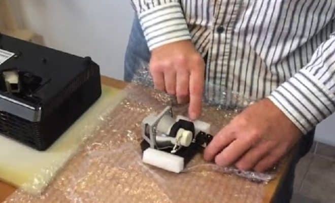 Comment changer la lampe du projecteur vidéo
