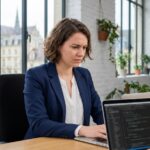 Jeune femme professionnelle code dans un coworking à Reims