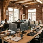 Espace de coworking moderne dans le Grand Est avec des développeurs freelance travaillant sur leurs ordinateurs