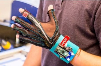 Des gants connectés pour traduire oralement le langage des signes