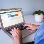 un consultant SEO sur son ordinateur