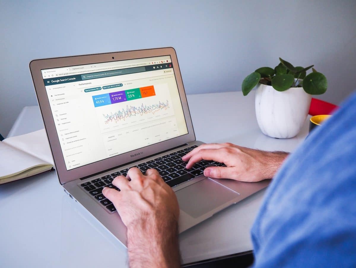 un consultant SEO sur son ordinateur